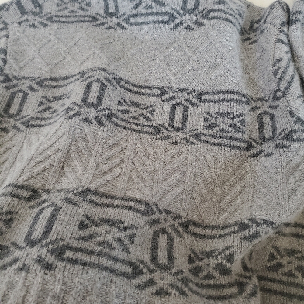 Sweater - Picture 13 of 13